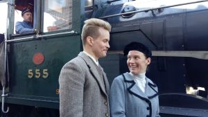 Laura Birn spelar rollen som Helene Schjerfbeck i filmen Helene. skådespelarna Laura Birn och Johannes Holopainen framför ånglok