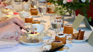 Juryn hugger i tårtorna. Tårta nummer 1 kom från Cabriole, nummer 2 från Petris Chocolate Room, nummer 4 från Ani's Cafe och nummer 5 från Glassiko. juryn hugger i runebergstårtor