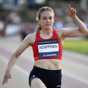 HIFK:s Lotta Kemppinen firar segern på 100 meter. HIFK:s Lotta Kemppinen firar segern på 100 meter.