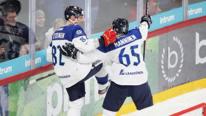 Harri Pesonen och Sakari Manninen hörde till de bärande krafterna senast. De står ändå inte till Jukka Jalonens förfogande i år. Harri Pesonen och Sakari Manninen firar ett mål.