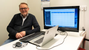 Utvecklingschef Peter Backman har hjälpt många företagare på traven. Peter Backman vid ett skrivbord.