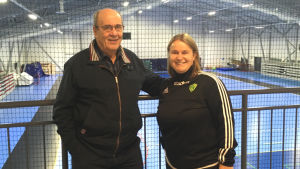 Henrik Andberg var ordförande för Sjundeå IF i tjugo år. Nuförtiden sköter Susanne Ekström uppgiften. Henrik Andberg och Susse Ekström, tidigare respektive nuvarande ordförande för jubilerande Sjundeå IF.