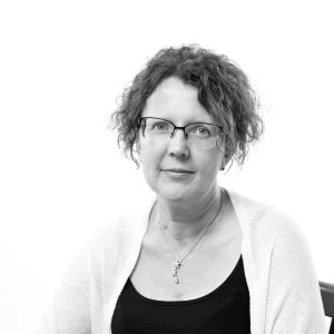 Verksamhetsledare Bodil Viitanen anser att personer med psykisk ohälsa borde få hjälp genast då symptomen uppenbarar sig. kvinna sitter på stol