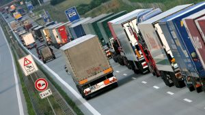 Lastbilstrafik på Autobahn i Tyskland. Lastbiler i kö på Autobahn i Tyskland