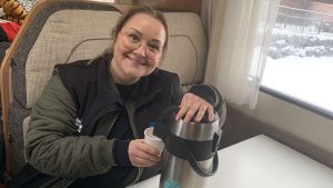 En gratis kopp kaffe kan vara ett bra sätt att bryta isen, säger Kaisa Lähteenmäki. En kvinna tappar upp kaffe ur termos i en mugg i en husbil.