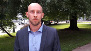 Mikko Paloneva, specialsakkunnig vid arbets- och näringsministeriet, säger att det är mycket svårt att göra säkra prognoser för elprisets utveckling de kommande 15 åren. Mikko Paloneva, överinspektör vid Arbets- och näringsministeriet.
