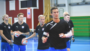 Karlsson kommer garanterat att tillhöra ligans bästa spelare. BK:s handbollsspelare värmer upp inför ett träningspass hösten 2019.