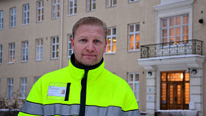 Timo Toivonen säger att man ska göra sitt yttersta för att garantera patienternas säkerhet på Vasa centralsjukhus. Säkerhetschef Timo Toivonen framför ingången till en av Vasa centralsjukhus psykiatriska enheter i Roparnäs.