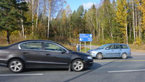 Trafiken längs stamväg 51 är tidvis så tät att det nästan är omöjligt att ta sig över stamvägen från ena sidan till den andra. Farlig övergång i Pickala.