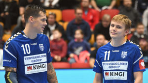 Nico Rönnberg och Benjamin Helander hörde till landslagets främsta målskyttar då VM-kvalet körde igång. Benjamin Helander tillsammans med Nico Rönnberg inför VM-kvalmatchen mot Cypern.