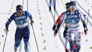 Katri Lylynperä var en positiv överraskning i Finlands lag. Här spurtar hon jämsides med Jonna Sundling i kvartsfinalen. Katri Lylynperä och Jonna Sundling spurtar i VM.