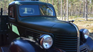 En lastbil från 1940-talet kom till Harparskog 29.5. En gammal bil från 1940-talet.