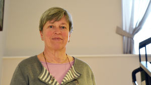 Monica Johansson säger att det är trevligt att kunna fira studenterna trots de svåra förhållandena. Kvinna står i trappa.