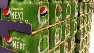 Pepsi Nextin väri korostaa stevian "luonnollisuutta". Pepsi Next -tölkkejä (6-pack) kaupassa