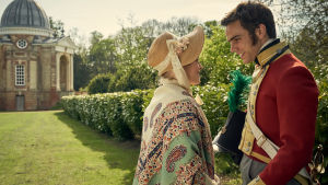 Kärlek med förhinder. Sophia (Emily Reid) och Edmund (Jeremy Neumark Jones). Söta Sophia och stiliga Edmund i en parkilknande miljö med en vacker byggnad i bakgrunden.