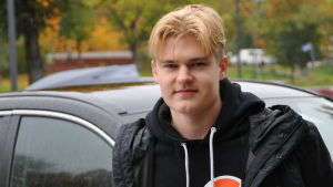 Jesper Kajakoski får sitt körkort då han fyllt 18. Näribild på Jesper på en parkeringsplats.
