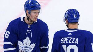 Mikko Lehtonen har inte tagit en ordinarie tröja i Toronto direkt. Mikko Lehtonen i Toronto.