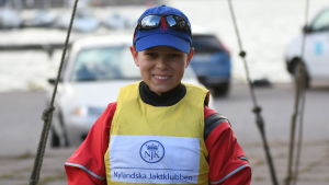Fabian Reincke seglade första gången ensam när han var 4 år. Fabian Reincke , 13 år tittar in i kameran och ler.