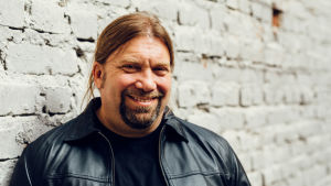 Den finlandssvenska författaren Ralf Andtbacka kandiderar med diktboken Potsdamer Platz - En dikt. Författaren Ralf Andtbacka