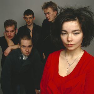 The Sugarcubes i London 1986. Bandet The Sugarcubes i London 1986. Längst fram i rött sångerskan Björk.