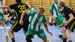 Topias Laine hoppas få göra comeback till landslaget. Handbollsspelaren Topias Laine i ett försök att göra mål i Allsvenskan.