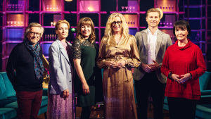 Elämäni biisi -ohjelman kilpailijat Kari Enqvist, Rauha Mäkilä, Anna Rimpelä, Antti Häkkänen, Outi Pakkanen sekä keskellä juontaja Katja Ståhl.