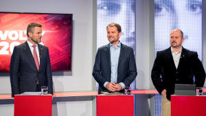 Tre partiledare möttes i en TV-debatt i Bratislava 20. februari. Sittande premiärministern Peter Pellegrini (till vänster) från Smer-SD (konservativa socialdemokrater), mittenhögerpartiest Olanos Igor Matovic och till höger ytterhögerpartiet Vårt Slovakiens Marian Kotleba. Partiledardebatt inför parlamentsvalet i Slovakien: Peter Pellegrini, Igor Matovic och Marian Kotleba.