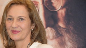 En kvinna och hennes verk. Anna Heinämaa har skrivit manuset till Okänd mästare. Manusförfattaren Anna Heinämaa i närbild.
