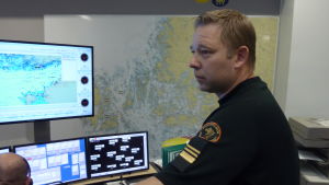 Niklas Guseff berättar att granskningen av finska medborgare är en rätt kort process. Sjöräddningsledare Niklas Guseff