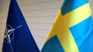 Sveriges och Natos flaggor sida vid sida.