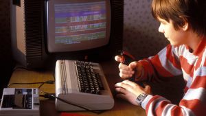 Commodore 64 var häftigt. Pojke spelar på Commodore 64.