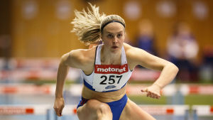 Julia Enarvi var nia i årsbästajämförelsen i startfältet. Julia Enarvi löper häck.