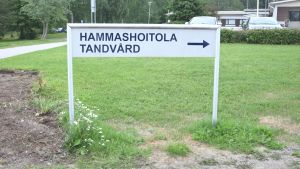 Den nya mottagningen kommer att finnas ett stenklast från den gamla. Skylt där det står tandvård på gräsmatta.