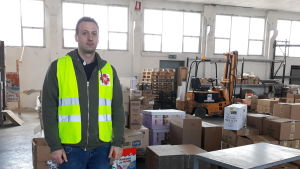 Marco Strona, chef för Caritas i Fabriano och Metalica är orolig för de ekonomiska och sociala följderna epidemin har fått. Marco Strona, chef för Caritas i Fabriano-Metalica i organisationens lager.