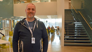 Rektor Niklas Läckström är orolig att undervisningen ska bli lidande om klasserna blir för stora. En man står mitt i en skolmatsal.
