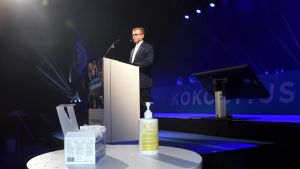 Corona ställde till många praktiska problem på Samlingspartiets kongress. Handsprit och munskydd framför talarstolen