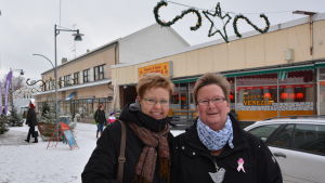Bodil Sjögren och Anne Mikkonen på väg på en fika på Köpmansgatan. Bodil Sjögren och Anne Mikkonen på Köpmansgatan i Pargas.