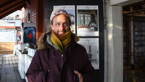 Timothy Kühn vill inte att Skeppsbron ska vara en byggplats på sommaren. Han tycker hela områdets trivsel skulle lida om tältet finns kvar då. man står vid dörröppning
