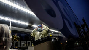 Bussen är ett samarbete mellan sjukvårdsdistriktet och Åbo stad. Coronabekämpningsbuss