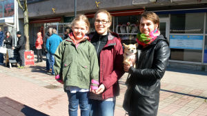 Amelie och Jenny Rokka ska fira i Fiskars, Linda Salminen med att äta munk. Åskådare på Köpmansgatan under valborgsparaden.