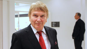Esbopoliitkern Kurt Byman är arg. Om Västmetrobolaget var ett privat bolag skulle vd:n och hela styrelsen ha avgått redan 10 juni när det blev klart att metron inte blir klar i augusti. porträttbild på Kurt byman, obunden fullmäktigeledamot i Esbo