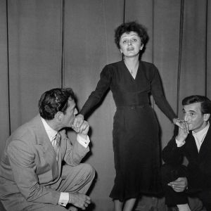 Fr.v. Eddie Constantine, Edith Piaf och Charles Aznavour 1 januari 1950. Fr.v. Eddie Constantine, Edith Piaf och Charles Aznavour 1 januari 1950.