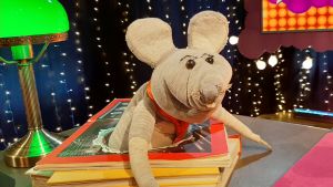 Plåstret medverkar i årets TV-julkalender. Plåstret är en programledarmus i Svenska Yles barnprogram.