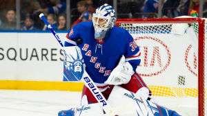 Henrik Lundqvist är inne på slutrakan av sin karriär. Henrik Lundqvist räddar ett skott.