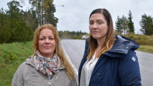 Linda Nic Oireachtaigh och grannen Annika Berglöf är missnöjda med att deras barn ensamma måste ta sig längs med Tjusterbyvägen till busshållpatsen på Kungsvägen. Två kvinnor vid en smal väg
