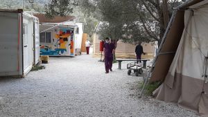 Kliniken som drivs av Läkare utan gränser finns några kilometer från lägerområdet, i närheten av det gamla lägret Moria. De som besöker dem får åka buss dit. Läkare utan gränsers klinik på Lesbos