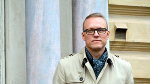 Borgås stadsdirektör Jukka-Pekka Ujula säger att man har rätt att vara av olika åsikt till exempel om behovet av en fusion av den finska yrkesutbildningen. Porträtt på man framför stenhusvägg.