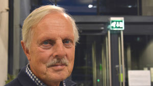 Jan-Åke Törnroos. Jan-Åke Törnroos, en man med ljust hår och en grånande mustasch.