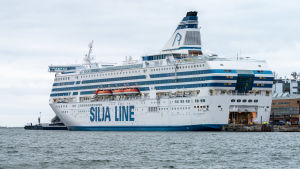 En stor del av rederiernas personal är nu permitterade. Silja Symphony laiturissa Eteläsatamassa.
