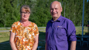 Företagarna och syskonen Ella Damén och Kaj Björklöf har vuxit upp i en företagarfamilj. Det var deras pappa som köpte järnhandeln i Karis och lät bygga den fastighet där Ella Damén i dag har sin affär. En kvinna och en man står framför kameran. Kvinnan har orange skjorta, mannen en lila.
